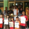 Alumni SDN 1 Kapandayan angkatan 1983-1984 berfoto bersama dengan siswa SDN 1 Kapandayan.